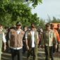 Wali Kota Padang Hendri Septa bersama Kepala BNPB Letjen TNI Suharyanto, Gubernur Sumbar Mahyeldi melakukan penanaman pohon di Pantai Danau Cimpago, Jumat (26/4/2024). (Foto: Prokopim Padang)