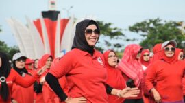 Ny Genny Hendri Septa bersama warga mengikuti senam jantung sehat di Lapangan Apeksi Balai Kota Padang, Sabtu (27/4/2024). (Foto: Prokopim Padang)