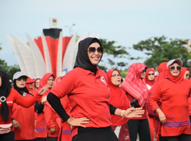 Ny Genny Hendri Septa bersama warga mengikuti senam jantung sehat di Lapangan Apeksi Balai Kota Padang, Sabtu (27/4/2024). (Foto: Prokopim Padang)