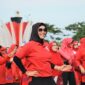 Ny Genny Hendri Septa bersama warga mengikuti senam jantung sehat di Lapangan Apeksi Balai Kota Padang, Sabtu (27/4/2024). (Foto: Prokopim Padang)