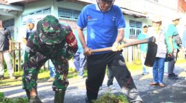 Wali Kota Padang Hendri Septa gotong royong bersama warga di Kelurahan Sungai Sapih, Minggu (28/4/2024). (Foto: Prokopim Padang)