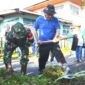 Wali Kota Padang Hendri Septa gotong royong bersama warga di Kelurahan Sungai Sapih, Minggu (28/4/2024). (Foto: Prokopim Padang)