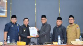 Wawako Padang Ekos Albar menyampaikan Ranperda Pengantar Pertanggungjawaban Pelaksanaan APBD Kota Padang Tahun 2023 kepada DPRD Padang, Selasa (30/4/2024). (Foto: Foto Prokopim Padang)
