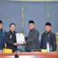 Wawako Padang Ekos Albar menyampaikan Ranperda Pengantar Pertanggungjawaban Pelaksanaan APBD Kota Padang Tahun 2023 kepada DPRD Padang, Selasa (30/4/2024). (Foto: Foto Prokopim Padang)