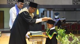 Wali Kota Padang Hendri Septa mewisuda siswa SD tahfiz Al Quran juz 30 Auditorium UNP, Selasa (30/4/2024). (Foto: Prokopim Padang)