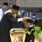Wali Kota Padang Hendri Septa mewisuda siswa SD tahfiz Al Quran juz 30 Auditorium UNP, Selasa (30/4/2024). (Foto: Prokopim Padang)