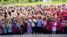 Wali Kota Padang Hendri Septa bersama Bunda PAUD Ny. Genny Hendri Septa saat silaturahmi dan pertemuan akbar bersama guru PAUD se-Kota Padang, Selasa (30/4/2024). (Foto: Prokopim Padang)