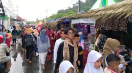 Para pengunjung memadati kawasan Kota Tua dan Batang Arau, Sabtu (20/4/2024). (Foto: Eko Syaf/Javanusa)
