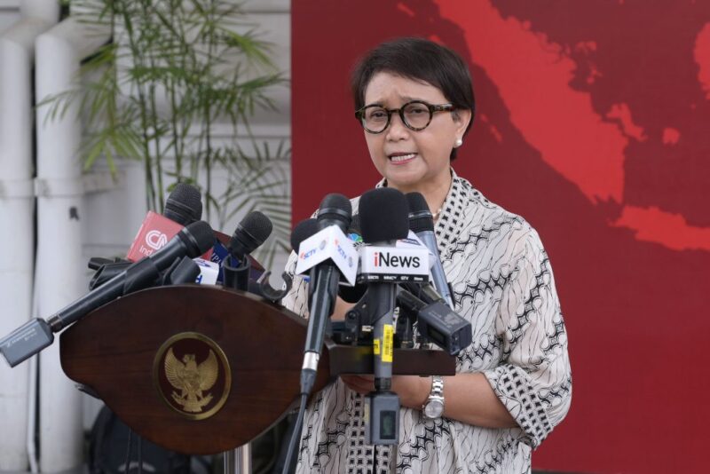 Menlu Retno LP Marsudi memberikan keterangan pers, Selasa (16/4/2024), di Kompleks Istana Kepresidenan Jakarta. (Foto: Humas Setkab/Oji)