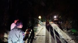 Bupati Eka Putra melihat langsung proses pembersihan Kelok Aie di Nagari Andaleh Baruah Bukik, Tanah Datar, Minggu (7/4/2024) malam. (Foto: Prokopim Tanah Datar)
