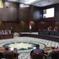 Suasana Sidang Pengucapan Putusan perkara Perselisihan Hasil Pemilihan Umum Presiden dan Wakil Presiden Tahun 2024, Senin (22/4/2024) di Ruang Sidang MK. (Foto: Humas MK/Ifa) 