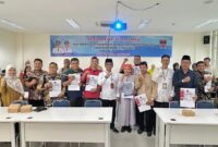Kepala Kesbangpol Kota Padang Tarmizi Ismail bersama pengurus parpol usai penyerahan LHP BPK bantuan keuangan parpol tahun 2023, Jumat (26/4/2024). 