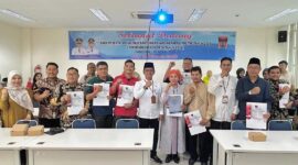 Kepala Kesbangpol Kota Padang Tarmizi Ismail bersama pengurus parpol usai penyerahan LHP BPK bantuan keuangan parpol tahun 2023, Jumat (26/4/2024). 