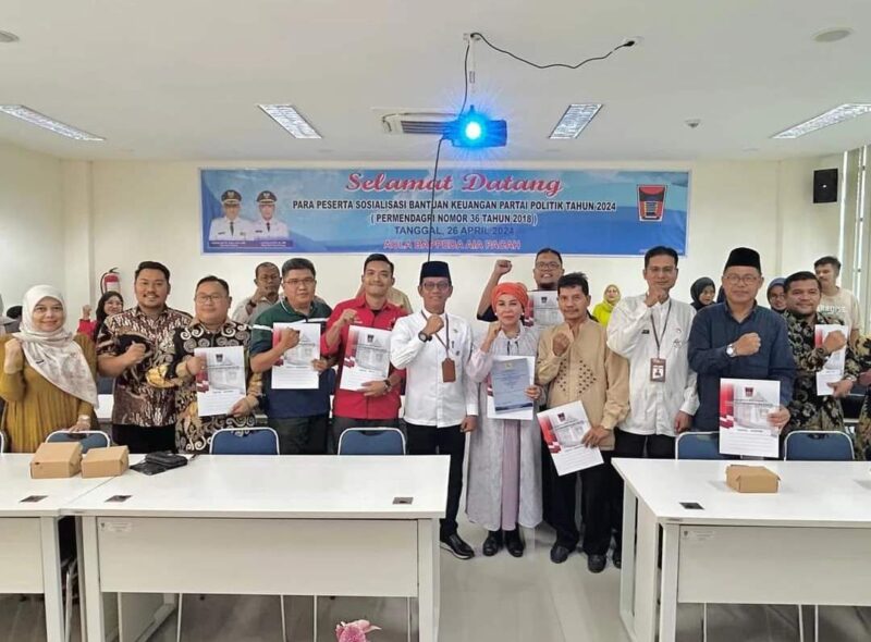 Kepala Kesbangpol Kota Padang Tarmizi Ismail bersama pengurus parpol usai penyerahan LHP BPK bantuan keuangan parpol tahun 2023, Jumat (26/4/2024). 