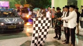 Wali Kota Padang Hendri Septa dan Wakil Wali Kota Ekos Albar melepas pawai takbiran di Masjid Agung Nurul Iman Padang, Selasa (9/4/2024) malam.