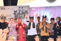 Wali Kota Padang Hendri Septa dan Wakil Wali Kota Ekos Albar saat penutupan Festival Muaro Padang, Minggu (21/4/2024). (Foto: Prokopim Padang)