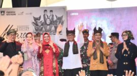 Wali Kota Padang Hendri Septa dan Wakil Wali Kota Ekos Albar saat penutupan Festival Muaro Padang, Minggu (21/4/2024). (Foto: Prokopim Padang)