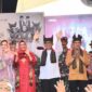 Wali Kota Padang Hendri Septa dan Wakil Wali Kota Ekos Albar saat penutupan Festival Muaro Padang, Minggu (21/4/2024). (Foto: Prokopim Padang)