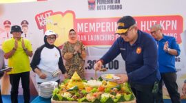 Sekda Kota Padang Andree Algamar memotong tumpeng saat Peringatan HUT ke-51 KPN Balaikota Padang, Rabu (24/4/2024). (Foto: Prokopim Padang)