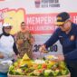 Sekda Kota Padang Andree Algamar memotong tumpeng saat Peringatan HUT ke-51 KPN Balaikota Padang, Rabu (24/4/2024). (Foto: Prokopim Padang)