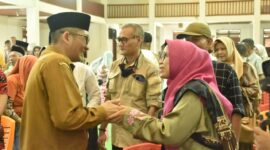 Wali Kota Padang Hendri Septa saat menghadiri Halalbihalal bersama masyarakat Kuranji di Gedung Serbaguna Sarumpun, Selasa (16/4/2024). (Foto: PROKOPIM PADANG)