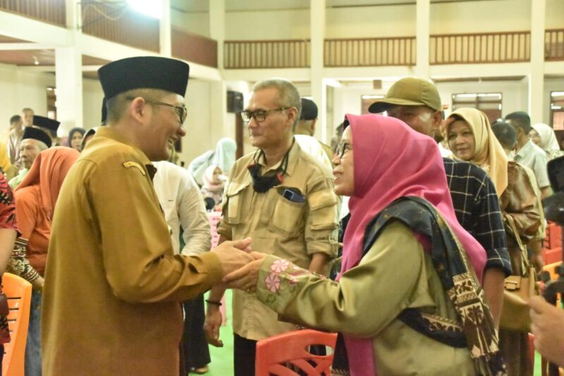 Wali Kota Padang Hendri Septa saat menghadiri Halalbihalal bersama masyarakat Kuranji di Gedung Serbaguna Sarumpun, Selasa (16/4/2024). (Foto: PROKOPIM PADANG)
