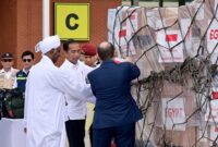 Presiden Jokowi saat melepas pengiriman bantuan kemanusiaan untuk warga Palestina dan Sudan, di Pangkalan TNI AU Halim Perdanakusuma, Jakarta, Rabu (3/4/2024). (Foto: BPMI Setpres/Muchlis Jr)
