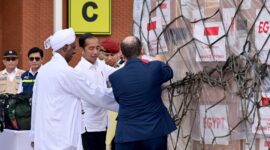 Presiden Jokowi saat melepas pengiriman bantuan kemanusiaan untuk warga Palestina dan Sudan, di Pangkalan TNI AU Halim Perdanakusuma, Jakarta, Rabu (3/4/2024). (Foto: BPMI Setpres/Muchlis Jr)