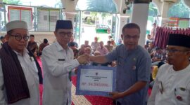 Asisten I Bidang Pemerintahan dan Kesra Setdako, Edi Hasymi menyerahkan secara simbolis dana operasional RT dan RW se-Kecamatan Padang Timur, Rabu (3/4/2024). (Foto: Diskominfo Padang)
