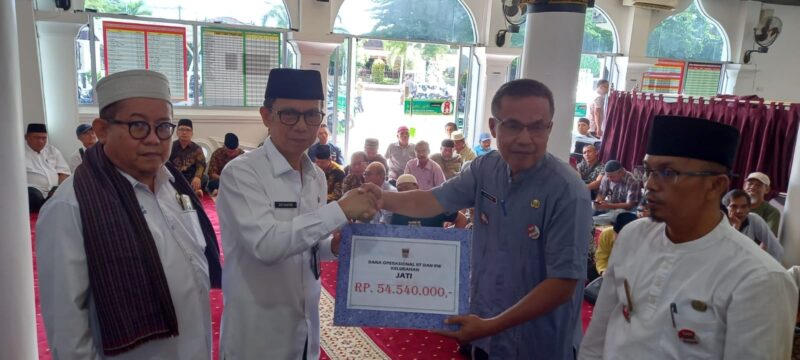 Asisten I Bidang Pemerintahan dan Kesra Setdako, Edi Hasymi menyerahkan secara simbolis dana operasional RT dan RW se-Kecamatan Padang Timur, Rabu (3/4/2024). (Foto: Diskominfo Padang)