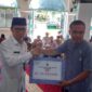 Asisten I Bidang Pemerintahan dan Kesra Setdako, Edi Hasymi menyerahkan secara simbolis dana operasional RT dan RW se-Kecamatan Padang Timur, Rabu (3/4/2024). (Foto: Diskominfo Padang)