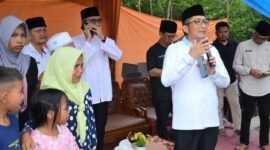 Wali Kota Padang Hendri Septa menjemput keluarga Syaqban di Kelurahan Teluk Kabung Tengah, Kecamatan Bungus Teluk Kabung, Selasa (2/4/2024).