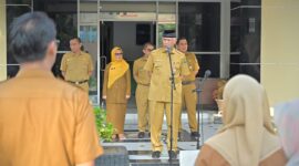 Gubernur Sumbar, Mahyeldi memberi arahan kepada ASN saat sidak pascalibur Lebaran 1445 H di Kantor Dinas Koperasi dan UMKM, Selasa (16/4/2024). (Foto: ADPSB)