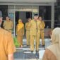 Gubernur Sumbar, Mahyeldi memberi arahan kepada ASN saat sidak pascalibur Lebaran 1445 H di Kantor Dinas Koperasi dan UMKM, Selasa (16/4/2024). (Foto: ADPSB)