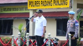 Pj Wali Kota Padang Panjang, Sonny Budaya Putra memimpin Apel Gelar Pasukan Operasi Terpusat Ketupat Singgalang 2024 di halaman Mako Polres Padang Panjang, Rabu (3/4/2024). (Foto: Diskominfo Padang Panjang)