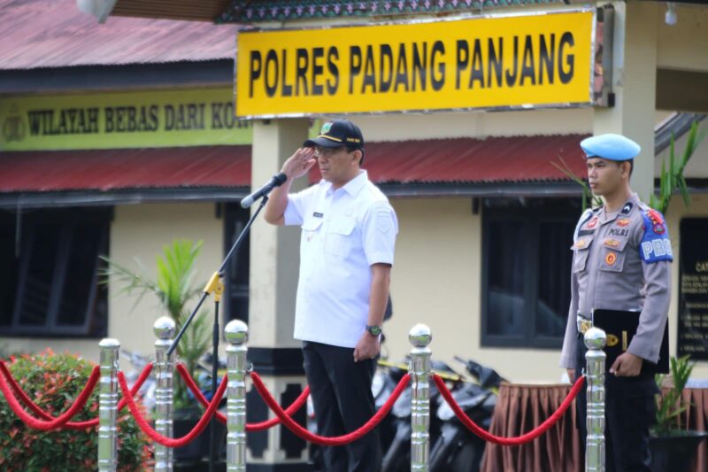 Pj Wali Kota Padang Panjang, Sonny Budaya Putra memimpin Apel Gelar Pasukan Operasi Terpusat Ketupat Singgalang 2024 di halaman Mako Polres Padang Panjang, Rabu (3/4/2024). (Foto: Diskominfo Padang Panjang)