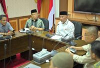 Gubernur Mahyeldi Ansharullah memimpin rapat koordinasi dengan seluruh kepala dinas dan pihak terkait di Istana Gubernur, Sabtu (6/4/2024). (Foto: ADPSB)