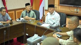 Gubernur Mahyeldi Ansharullah memimpin rapat koordinasi dengan seluruh kepala dinas dan pihak terkait di Istana Gubernur, Sabtu (6/4/2024). (Foto: ADPSB)