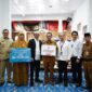 Bupati Tanah Datar Eka Putra menerima bantuan dari PT Semen Padang dan BNI untuk warga terdampak erupsi Gunung Marapi. (Foto: Prokopim Pemkab Tanah Datar)