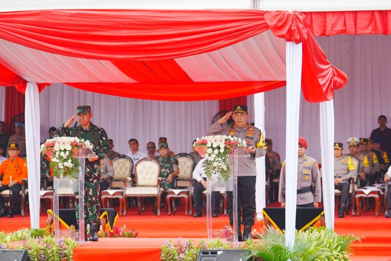 Kapolri Jenderal Listyo Sigit Prabowo dan Panglima TNI Jenderal Agus Subiyanto memimpin Apel Gelar Pasukan Operasi Ketupat Tahun 2024 di Lapangan Silang Monas, Jakarta, Rabu (3/4/2024). (Foto: Humas Polri)