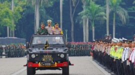 Kapolri Jenderal Listyo Sigit Prabowo bersama Panglima TNI Jenderal TNI Agus Subiyanto memeriksa kesiapan personel saat Apel Gelar Pasukan Operasi Ketupat 2024 di Monas, Jakarta Pusat, Rabu (3/4/2024). (Foto: Humas Polri)