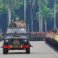 Kapolri Jenderal Listyo Sigit Prabowo bersama Panglima TNI Jenderal TNI Agus Subiyanto memeriksa kesiapan personel saat Apel Gelar Pasukan Operasi Ketupat 2024 di Monas, Jakarta Pusat, Rabu (3/4/2024). (Foto: Humas Polri)
