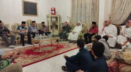 Gubernur Mahyeldi dan rombongan bersilaturahmi dengan keluarga besar Syekh Ahmad Khatib Al Minangkabawi di Kota Makkah, Arab Saudi, Selasa (2/4/2024). (Foto: ADPSB)