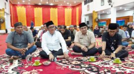 Wali Kota Padang Hendri Septa dan jajaran saat buka puasa bersama dengan insan pers di Palanta Rumah Dinas Wali Kota Padang, Selasa (2/4/2024). 