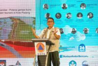 Wali Kota Padang Hendri Septa memaparkan strategi tentang upaya pengurangan resiko bencana di Kota Padang saat sarasehan HKBN 2024 di Gedung Youth Center, Jumat (26/4/2024). (Foto: Prokopim Padang)