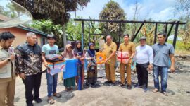 Sekdako Pariaman Yota Balad menyerahkan bantuan kepada korban kebakaran di Punggung Lading, Selasa (16/4/2024). (Foto: Diskominfo Kota Pariaman)