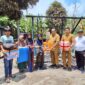 Sekdako Pariaman Yota Balad menyerahkan bantuan kepada korban kebakaran di Punggung Lading, Selasa (16/4/2024). (Foto: Diskominfo Kota Pariaman)