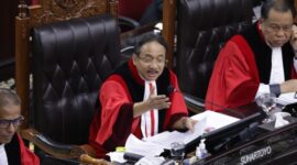 Ketua MK Suhartoyo memimpin jalannya sidang pengucapan putusan perkara Perselisihan Hasil Pemilihan Umum Presiden dan Wakil Presiden Tahun 2024, Senin (22//4) di Ruang Sidang MK. (Foto: Humas MK/Teguh).