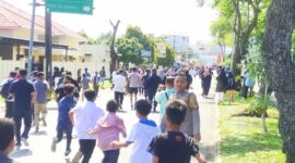 Warga berlarian menuju zona aman tsunami saat mendengar sirine peringatan tsunami di Padang, Jumat (26/4/2024). (Foto: Diskominfo Padang)