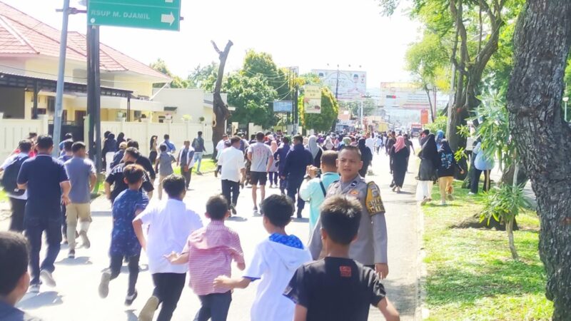 Warga berlarian menuju zona aman tsunami saat mendengar sirine peringatan tsunami di Padang, Jumat (26/4/2024). (Foto: Diskominfo Padang)